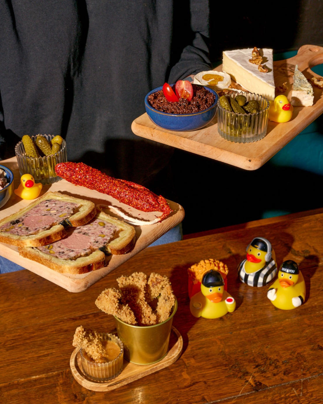 Planches à partager : pâté croûte, fouet, fromages, tapenade et aiguillettes panées